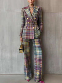 Elegante traje de mujer de dos piezas con blazer cruzado y pantalón de vestir