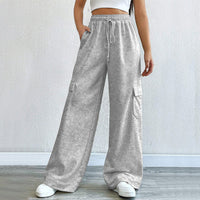 Estiloso pantalón cargo gris de pierna ancha con cintura elástica y bolsillos