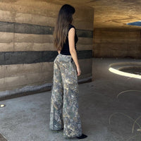 Relajado pantalón cargo de camuflaje con cordón ajustable y varios bolsillos