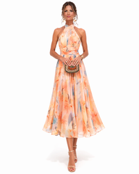 Elegante vestido largo de fiesta y de invitada de boda con cuello halter y estampado de acuarela | Maxi
