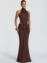 Elegante vestido largo de invitada de boda con cuello halter y espalda descubierta | Maxi