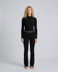 Conjunto de punto con cuello alto y pantalón acampanado para mujer