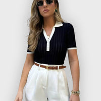 Polo de punto acanalado ajustado con botones y manga corta para mujer