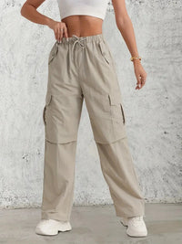 Relajado pantalón cargo con cintura elástica ajustable y bolsillos laterales