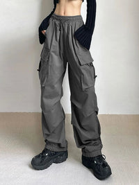 Estiloso pantalón cargo oversize de pierna ancha con bolsillos utilitarios y puños elásticos
