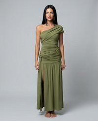 Vestido largo fruncido de invitada con un solo hombro y abertura