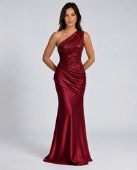 Vestido largo de fiesta con un solo hombro y cuerpo brillante