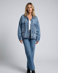 Chaqueta vaquera mujer oversize con botones y bolsillos de parche