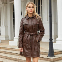 Elegante abrigo largo de cuero con cinturón y solapas para mujer