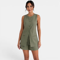 Elegante conjunto de verano con chaleco estructurado y pantalón corto