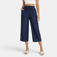 Estiloso pantalón capri de cintura alta con bolsillos funcionales y detalle de botones