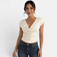 Estilosa camiseta crop de manga corta con corte entallado y acabado básico