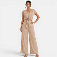 Elegante conjunto de dos piezas con top entallado y pantalón ancho de cintura alta