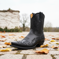 Estilosas botas cowboy de cuero con diseño sobrio y puntera afilada