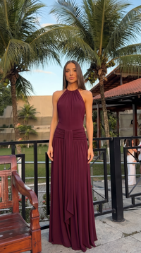 Vestido largo drapeado con cuello halter y fajín para mujer
