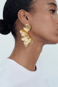 Pendientes largos de hoja con textura metálica para mujer