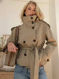 Chaqueta trench corta mujer cruzada con cinturón y cuello alto