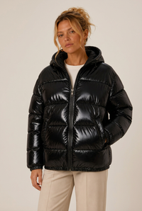Chaqueta acolchada mujer oversize con acabado brillante y cremallera