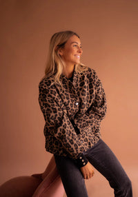 Estilosa chaqueta bomber con estampado de leopardo y corte clásico