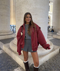 Estilosa chaqueta bomber oversize granate con costuras en contraste