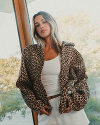 Sudadera de mujer con capucha de estampado de leopardo