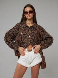 Chaqueta vaquera mujer con estampado de leopardo y botones