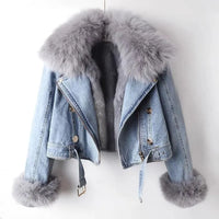 Estilosa chaqueta vaquera de borreguito con corte entallado y estilo casual