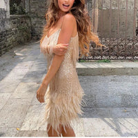 Estiloso vestido corto de fiesta y de cóctel con lentejuelas y ribete de plumas | Mini