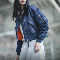 Relajada chaqueta bomber acolchada con botonadura oculta y corte holgado