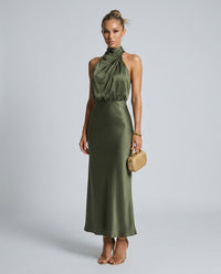 Vestido largo satinado fluido con cuello halter