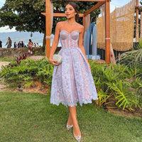 Elegante vestido midi de encaje de invitada de boda sin tirantes con corsé | Midi