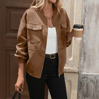 Refinada chaqueta bomber oversize marrón con bolsillos de solapa en el pecho