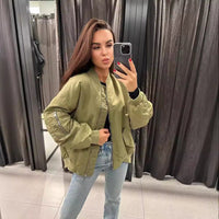 Estilosa chaqueta bomber oversize acolchada con bolsillos y puños elásticos
