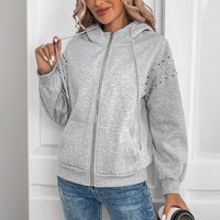 Sudadera de mujer con capucha y cremallera con tachuelas decorativas