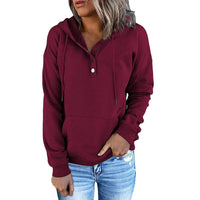 Sudadera de mujer con capucha y detalle de botones de corte relajado