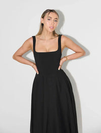 Elegante vestido midi con cintura alta y escote cuadrado de silueta fluida | Midi