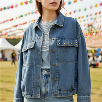 Estilosa chaqueta vaquera oversize con flecos y estampado de flores