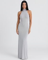 Vestido largo con cuello halter y lazada en la espalda