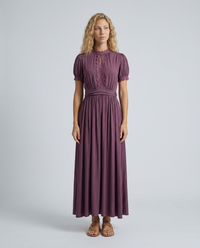 Vestido largo plisado con cuello alto y manga farol