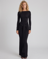 Vestido largo drapeado de cóctel con cuello barco y manga larga