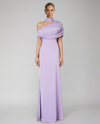 Vestido largo de invitada de boda con un solo hombro y fular drapeado