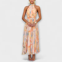 Elegante vestido halter de invitada de boda con estampado acuarela | Maxi