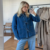 Relajada chaqueta vaquera casual con lazada en la cintura y corte moderno