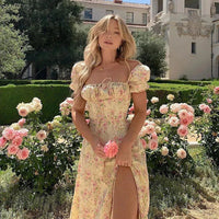 Estiloso vestido corto floral de fiesta con mangas abullonadas y cordones | Mini