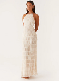 Elegante vestido largo de invitada de boda con cuello halter y tejido texturizado | Maxi