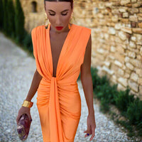 Estiloso vestido de verano de invitada de boda con escote en V y aberturas laterales | Maxi