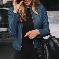 Elegante chaqueta de cuero ajustada de estilo biker para mujer