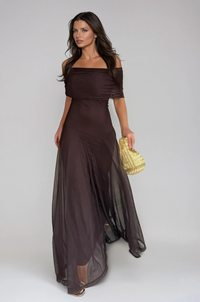 Elegante vestido largo de fiesta de invitada de boda con superposición de malla y hombros descubiertos | Maxi