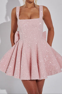Refinado vestido corto de fiesta rosa con lentejuelas y escote cuadrado | Mini