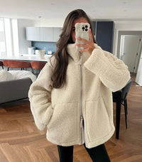 Relajada chaqueta polar oversize de borreguito con cuello alto y cremallera